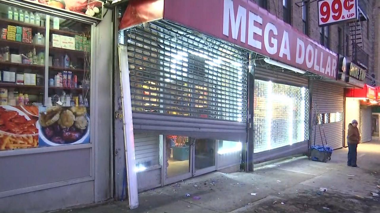 Ambulancia se impacta contra una tienda en Washington Heights