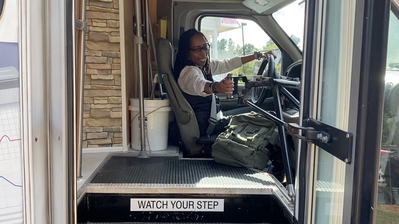Wanita Vance County memperluas layanan bimbingan belajar ke roda empat