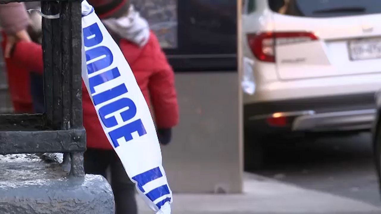 Madre resulta herida de bala mientras paseaba a su hija en coche