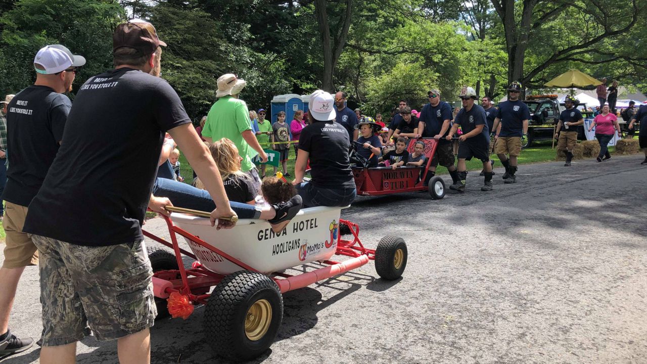 Bathtub Races Return to Moravia