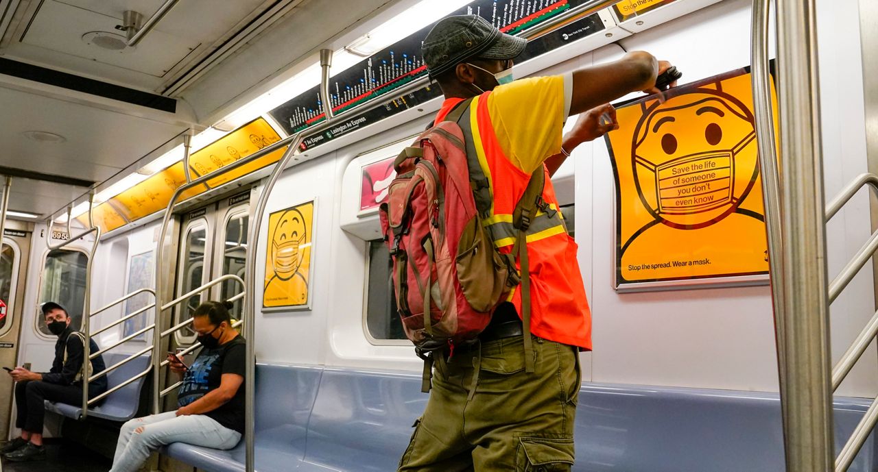 Menos pasajeros usan su mascarilla en el transporte público