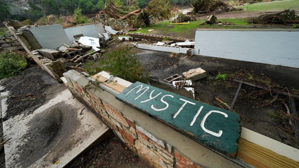 Un letrero de Camp Mystic se ve cerca de la entrada del establecimiento a orillas del río Guadalupe después de que la inundación arrasara la zona en Hunt, Texas.