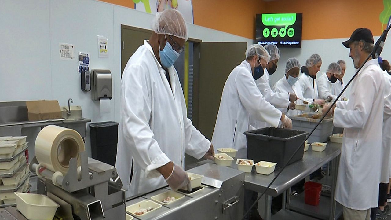 Giving Tuesday: Volunteers give their time to feed families - News 13 Orlando