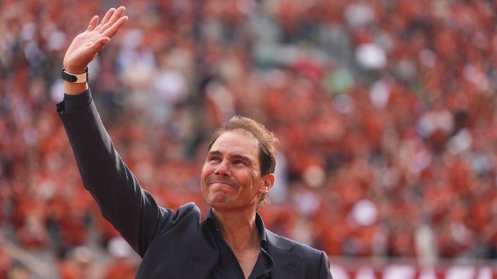 Rafa Nadal saluda a la multitud durante la ceremonia de despedida en el estadio Roland-Garros, en París.