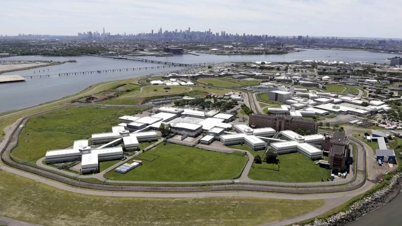 Prisionero intenta escapar cárcel de Rikers Island