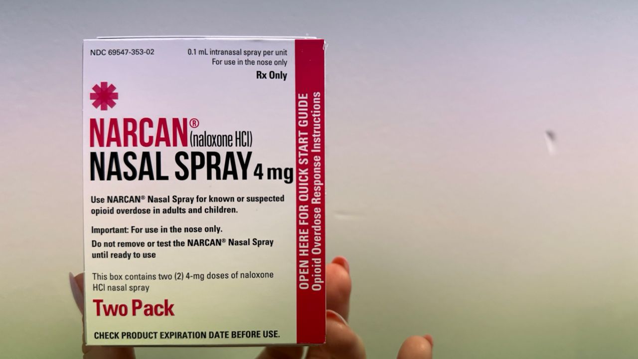 FDA đã chính thức phê duyệt Narcan không kê đơn - một sự tiến bộ an toàn trong việc cứu người! Xem ảnh và nắm bắt thông tin mới nhất này cùng chúng tôi.