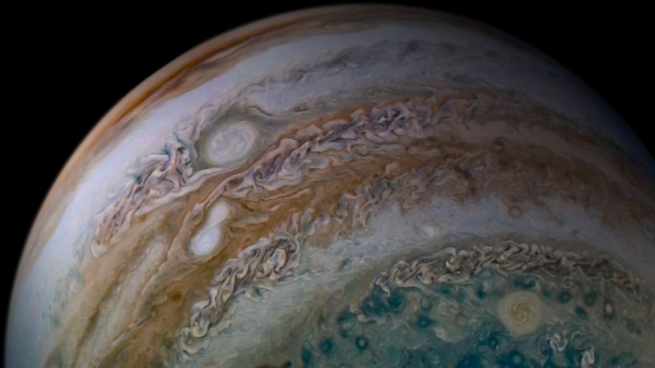 Ocean convection on Earth and Jupiter cyclones