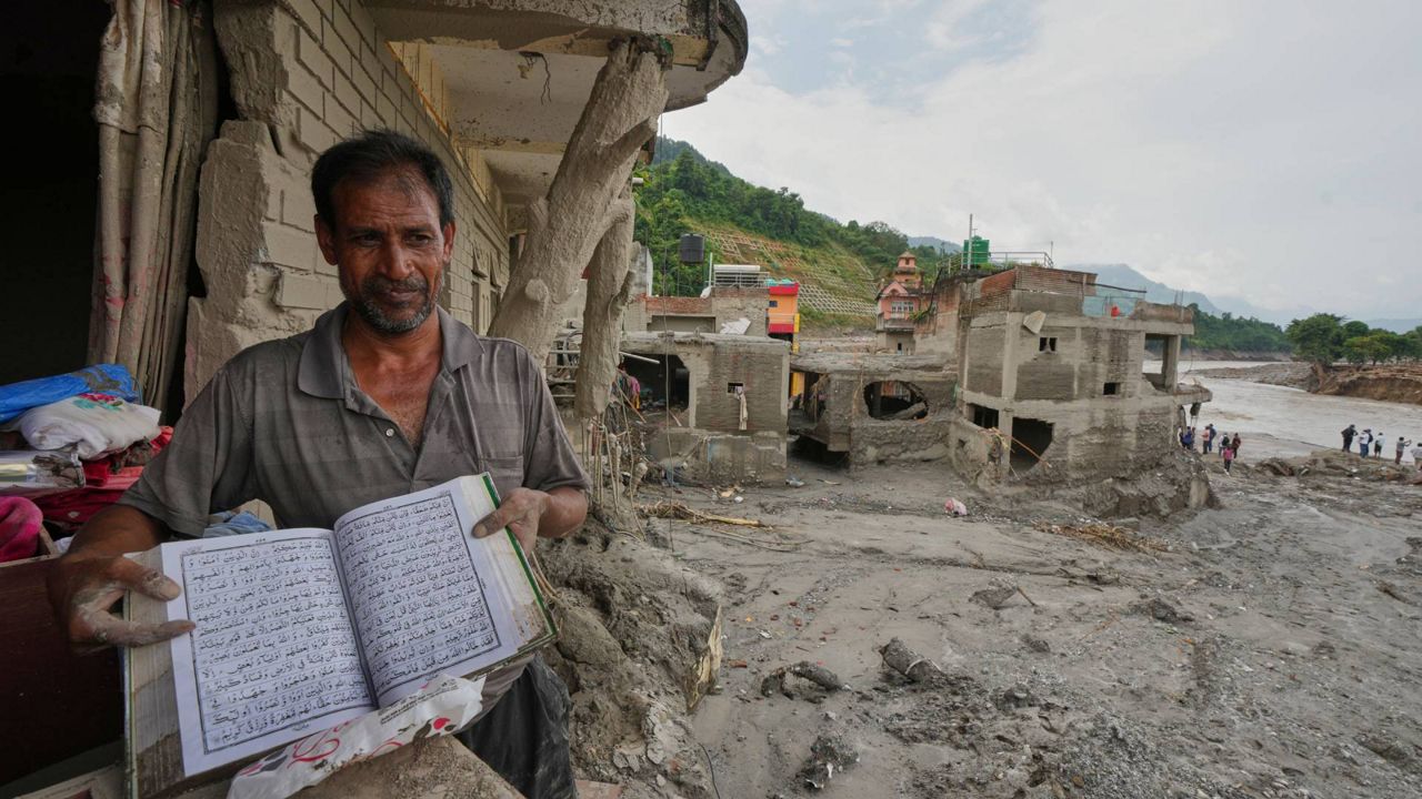 ネパール・中国国境で洪水と地滑りが発生し死者1,000人超、数千人が行方不明に