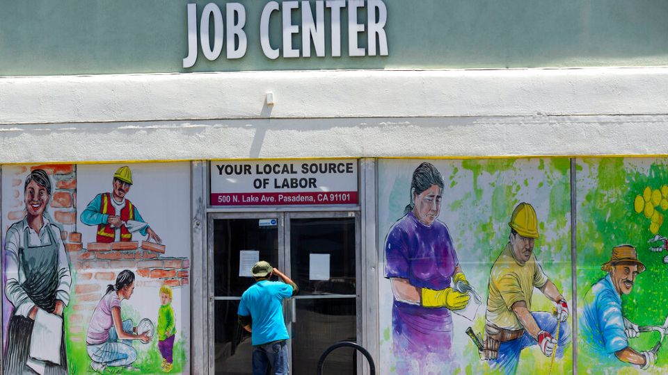 The Labor Department’s Thursday report showed that applications for jobless aid fell by about 10,000 from the previous week. (File photo)