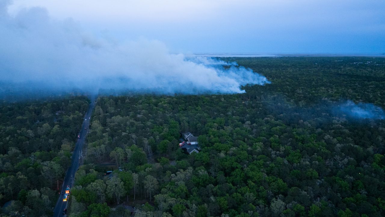 Officials work to contain 617acre forest fire in New Jersey