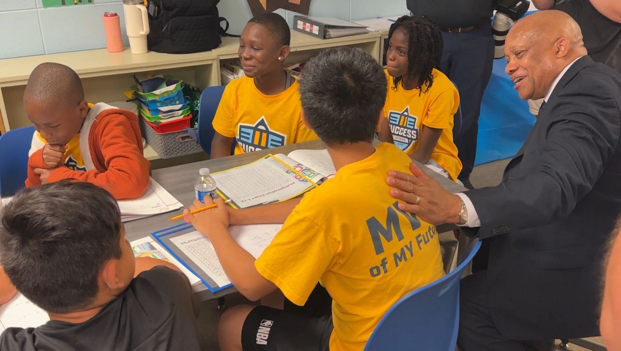  JCPS new Su­per­in­tendent expresses ex­citement as he tours summer learning site