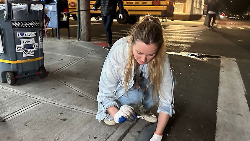 Rachael Cain loves to clear away trash around the city. (Spectrum News NY1/Chelsea Katz)