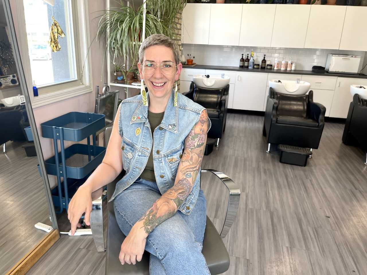 Milwaukee hair salon goes green, doesn’t accept tips