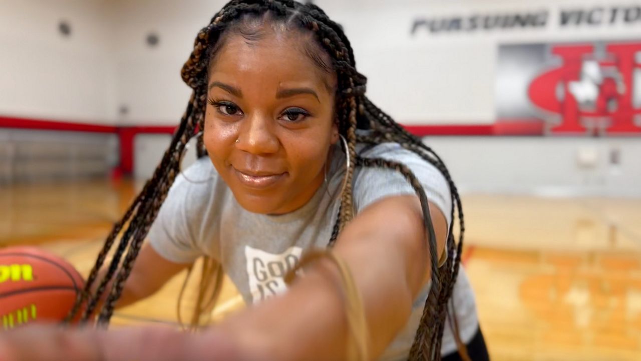 Dawn Staley, Kim Mulkey watch 2024 top prospect Jaloni Cambridge