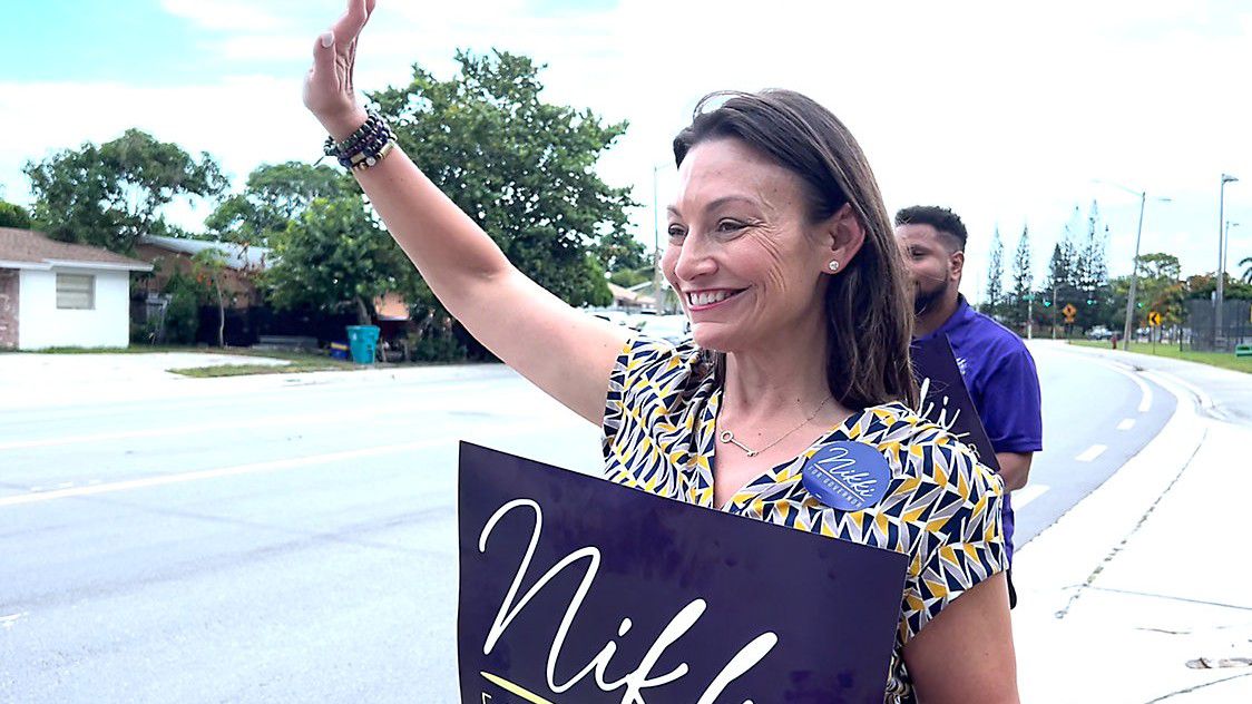 Nikki Fried hace campaña antes de la gira en autobús por el sur de Florida