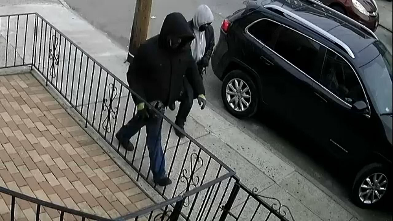 NYPD: Two men zip-tie two other men in attempted Queens robbery