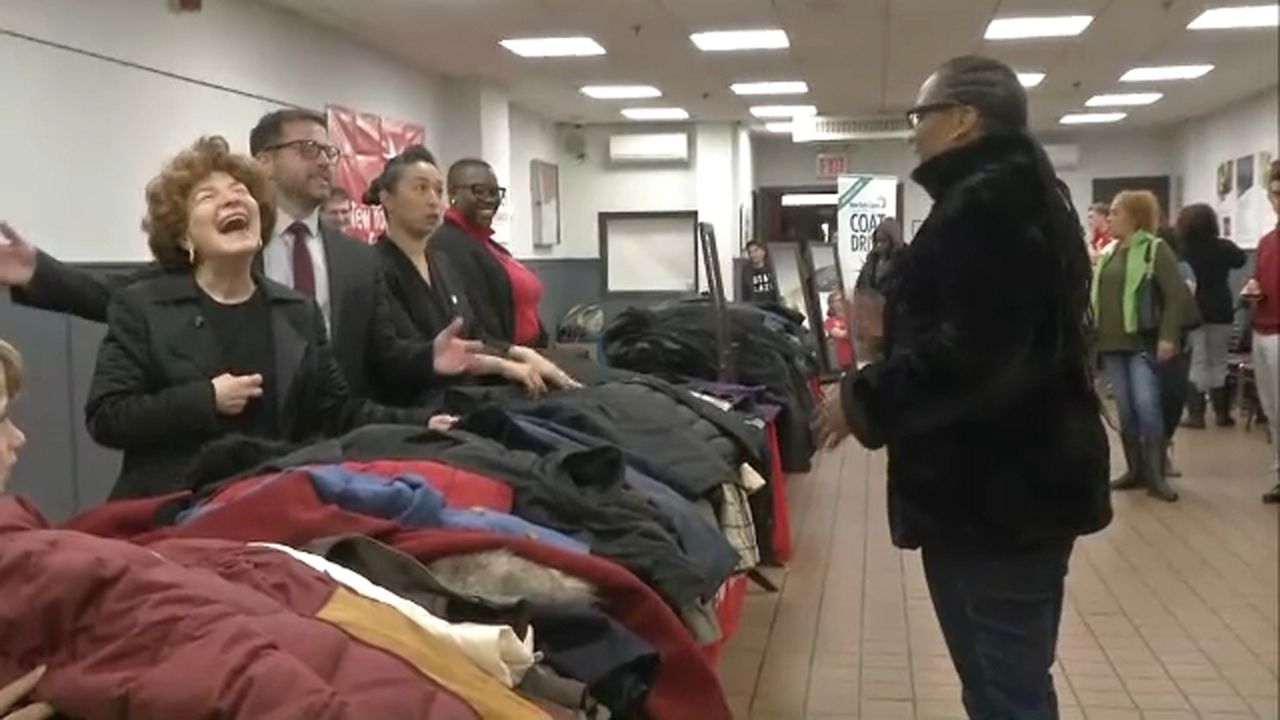 Regalan abrigos para familias habitantes de NYCHA