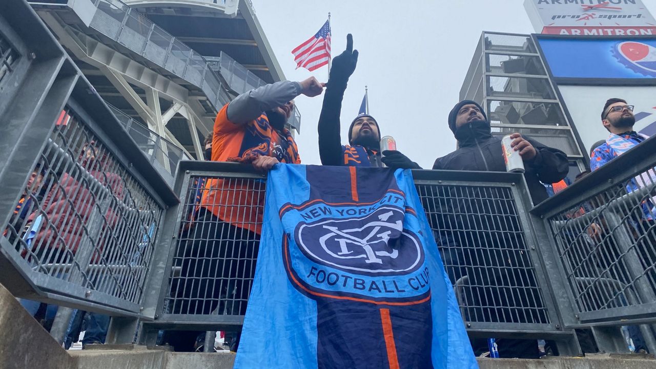 Fans celebran el primer triunfo como local del NYCFC