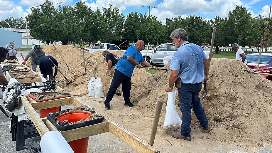 People in Ocala filling sandbags ahead of Hurricane Idalia hitting Florida. (Spectrum News)