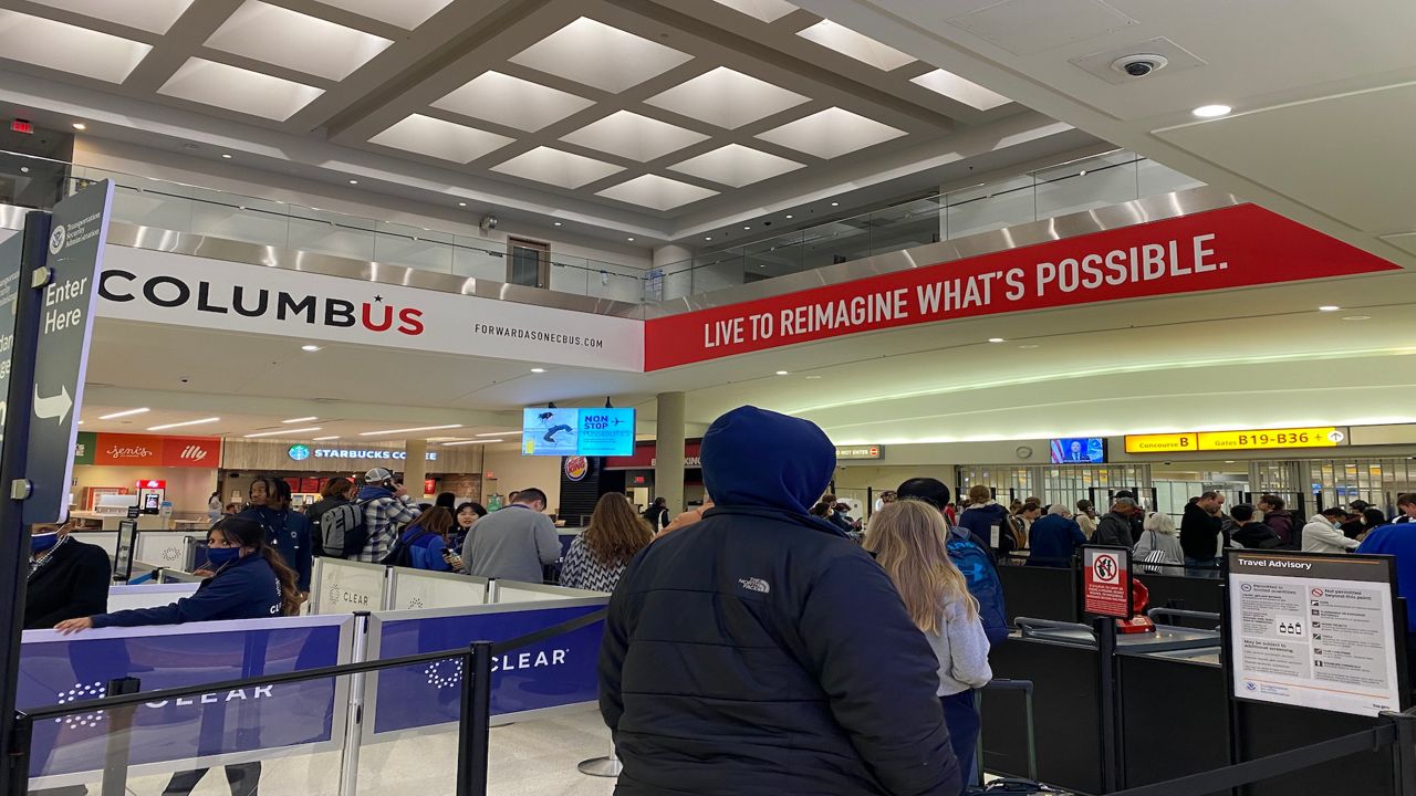 Thanksgiving Brings Thousands To Ohio Airports   Oh Cmh Airport 11232022