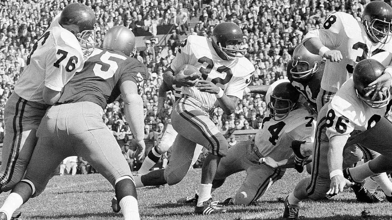 University of Southern California running back O.J. Simpson (32) runs against Notre Dame Notre Dame in the first half of an NCAA college football game in South Bend, Ind., Oct. 14, 1967. (AP Photo)