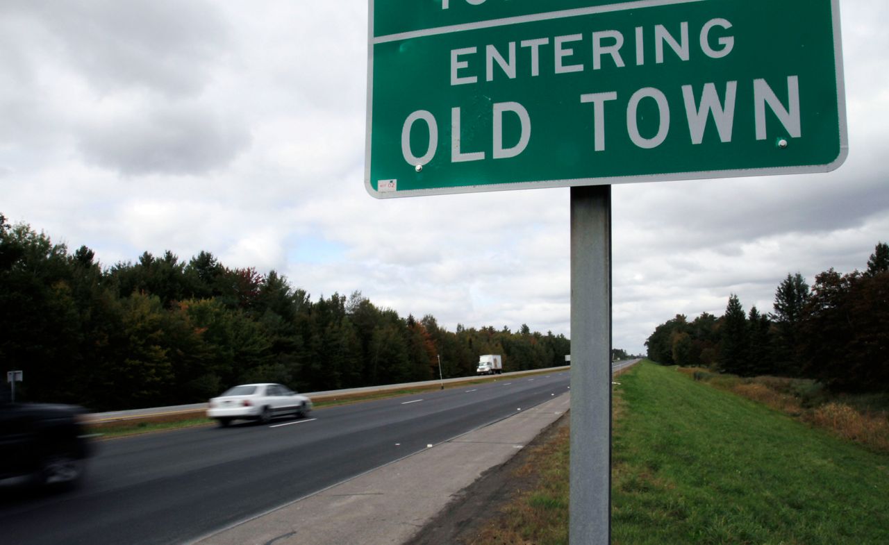 Motorists cruise northbound on I-95 in Old Town, Maine on Wednesday, Sept. 28, 2011. (AP Photo/Pat Wellenbach)