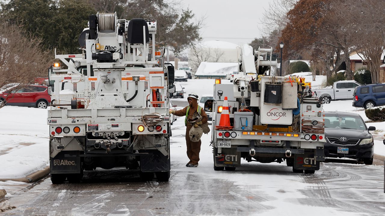 Oncor crews work to restore power to homes in Euless, Texas, Thursday, Feb. 18, 2021. (AP Photo/Michael Ainsworth)