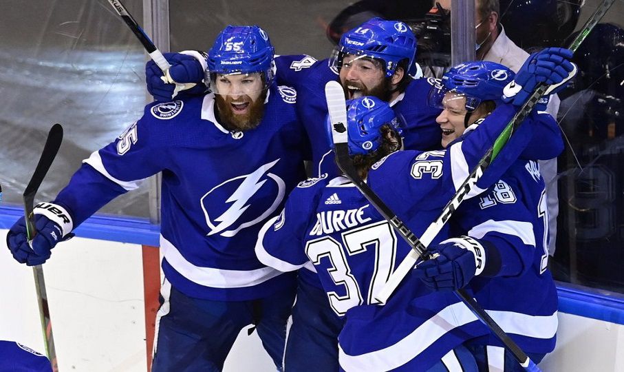 Palat's OT goal lifts Lightning over Bruins 4-3 in Game 2