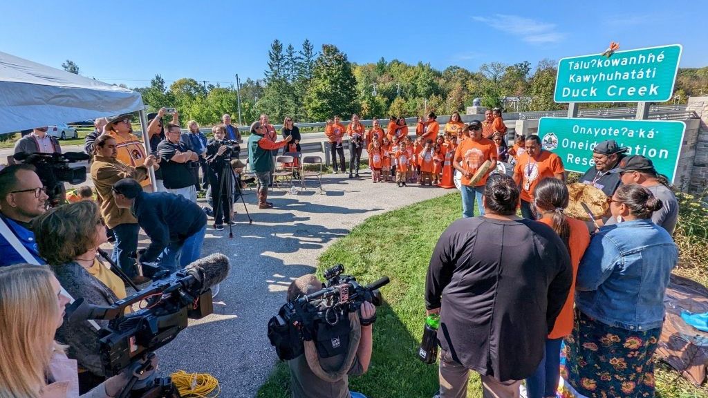 WisDOT, Oneida Nation unveil new dual-language highway signs