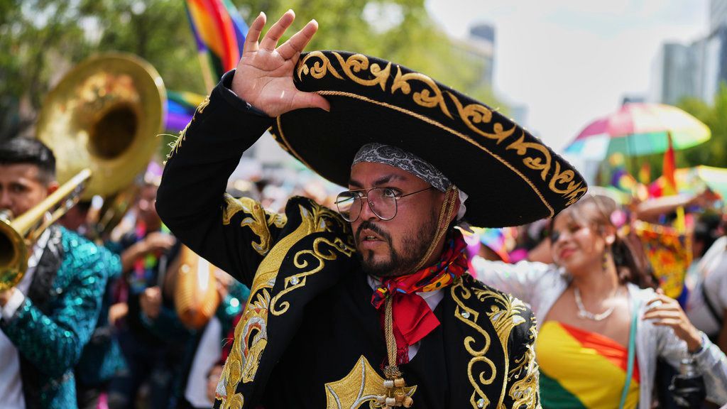 Un participante vestido de mariachi participa en el Desfile del Orgullo en la Ciudad de México.