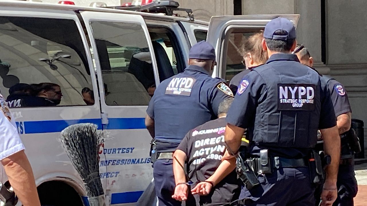 纽约警察局逮捕了曼哈顿药物过量意识集会上的17人