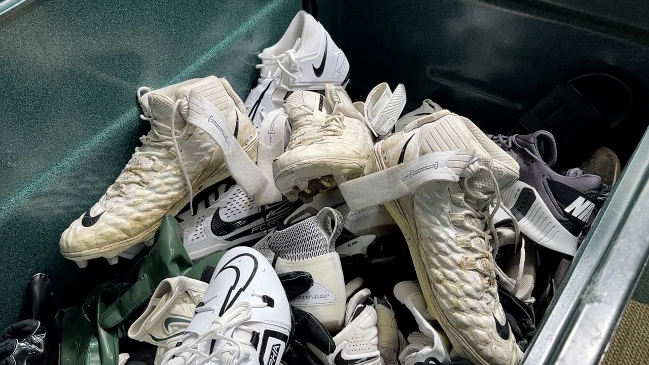 Packers players clean out their lockers