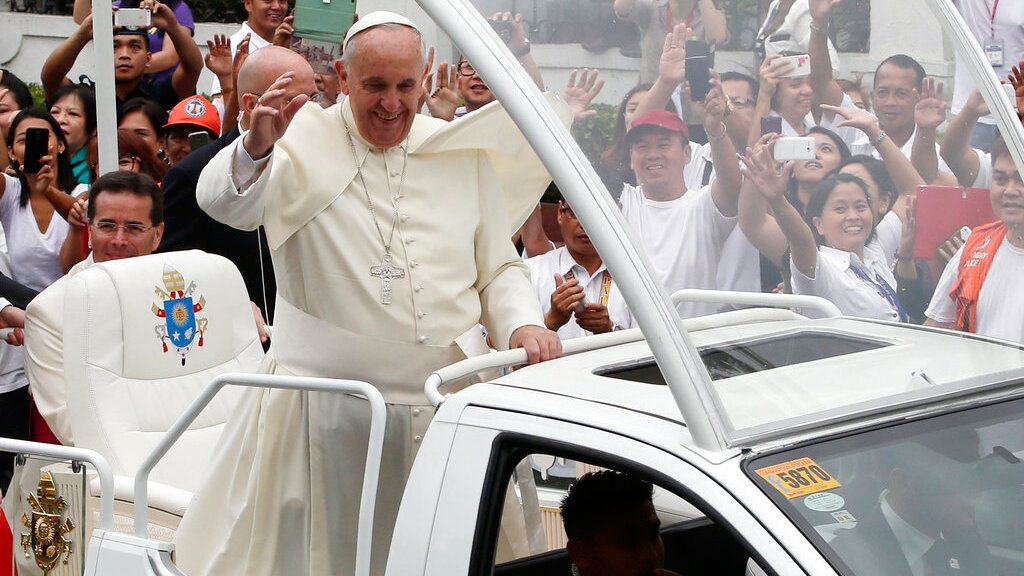 El papamóvil que será transformado en clínica.