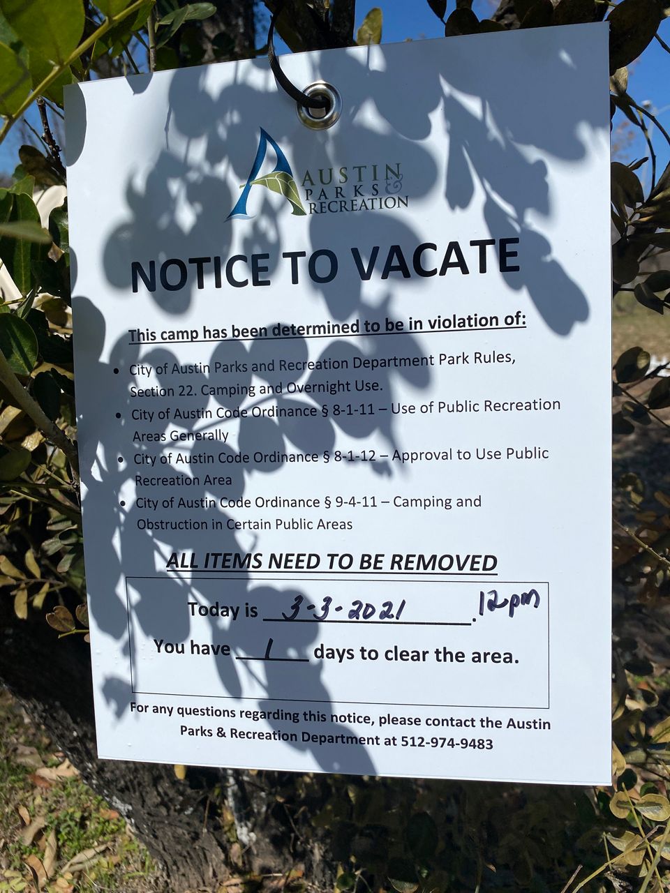 A notice posted by the City of Austin at Rosewood Park instructs 400+1 to vacate the area. (Spectrum News 1/Niki Griswold)