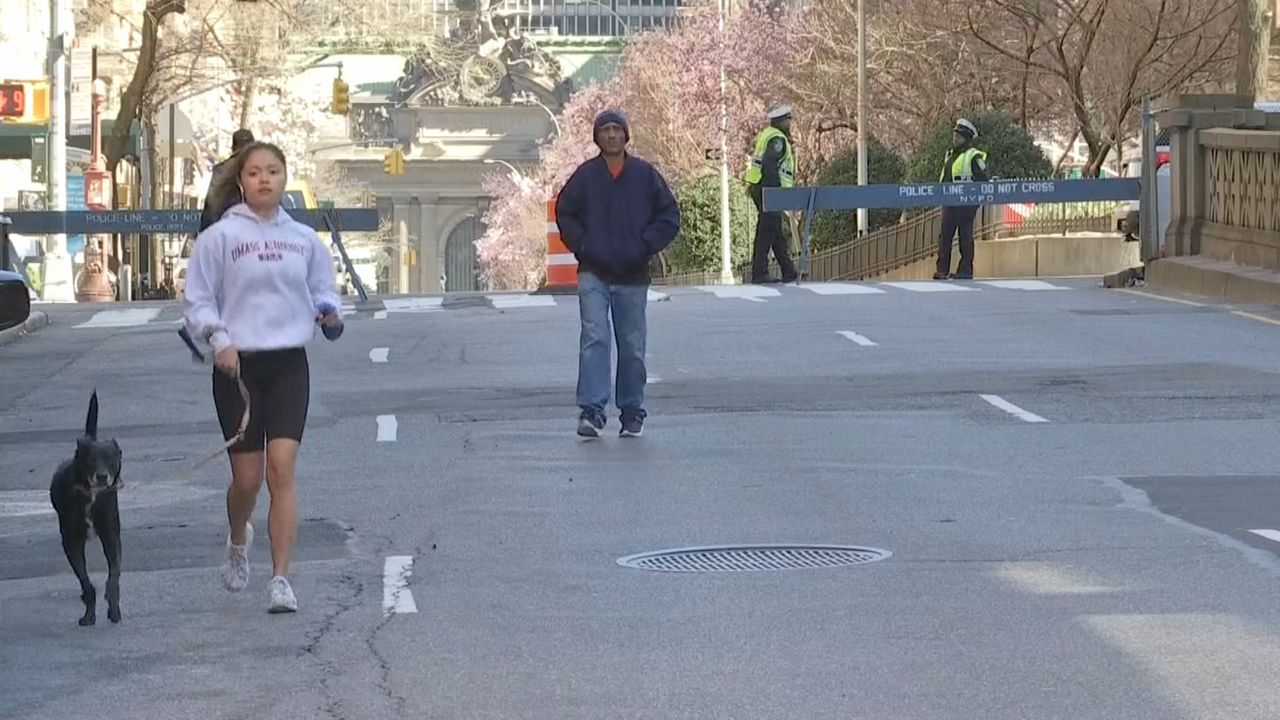 Nueva York cierra sus calles para facilitar la sana distancia entre peatones
