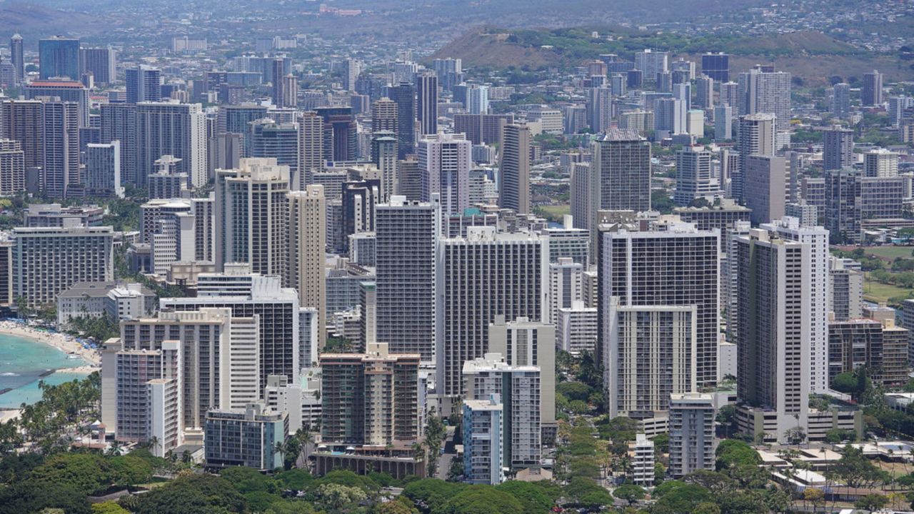 Lawmakers hope a new bill will help the roughly 294,000 residents who live in condominiums statewide (Honolulu Civil Beat/Cory Lum).