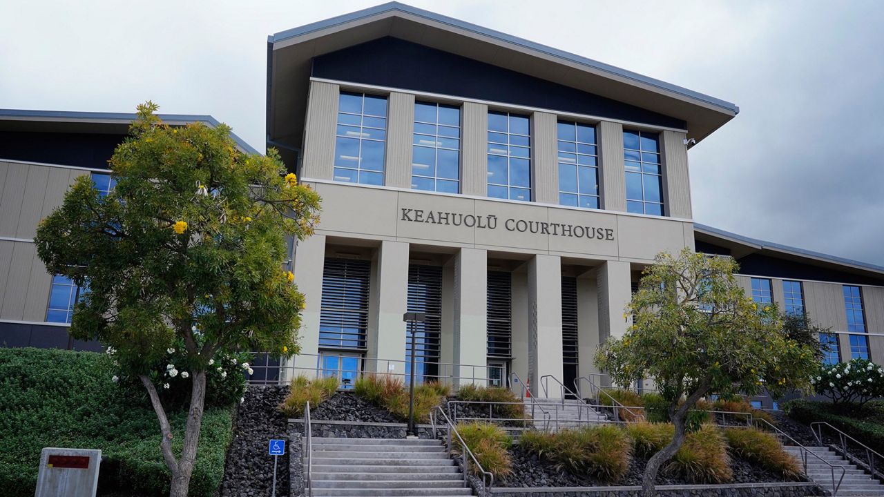 The Keahuolū Courthouse in Kona houses Hawaiʻi’s Third Circuit District Court among other state government offices. The Kona side of the Big Island is experiencing an acute shortage of court-appointed attorneys. (Honolulu Civil Beat/Kevin Fujii)