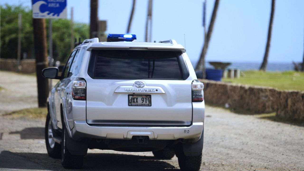 A Honolulu police officer conducts a traffic stop on Farrington Highway in September in Waiʻanae. Police said stops like this were part of their strategy to boost visibility on the Westside after a series of shootings. (Honolulu Civil Beat/Kevin Fujii)