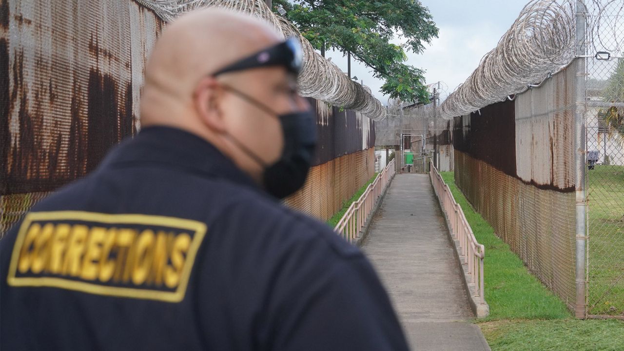 A corrections officer at the Women’s Community Correctional Center. An arbitrator ruled that the risk of infections to employees in the prison system during the pandemic “far exceeded what was experienced in other state departments.” (Honolulu Civil Beat/Cory Lum)