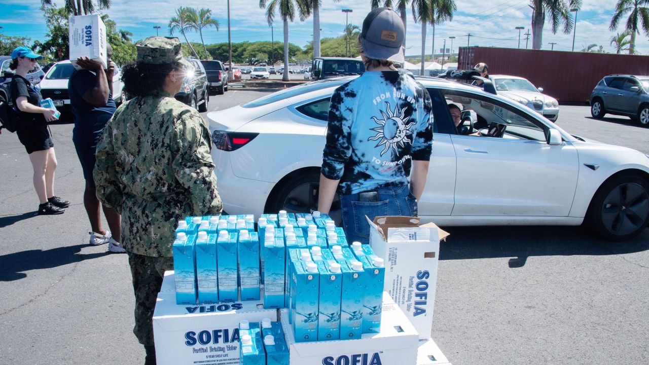 Navy families receive water at Joint Base Pearl Harbor-Hickam on Saturday after three water main breaks Friday. (Honolulu Star-Advertiser/Craig T. Kojima)