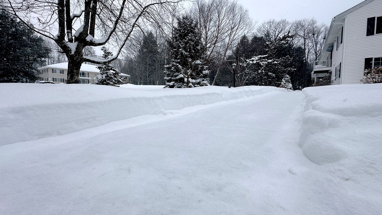 Snow is piling up in Augusta. (Spectrum News/Susan Cover)