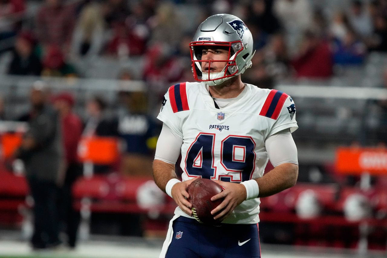 AP source: Patriots re-sign long snapper Cardona for 4 years