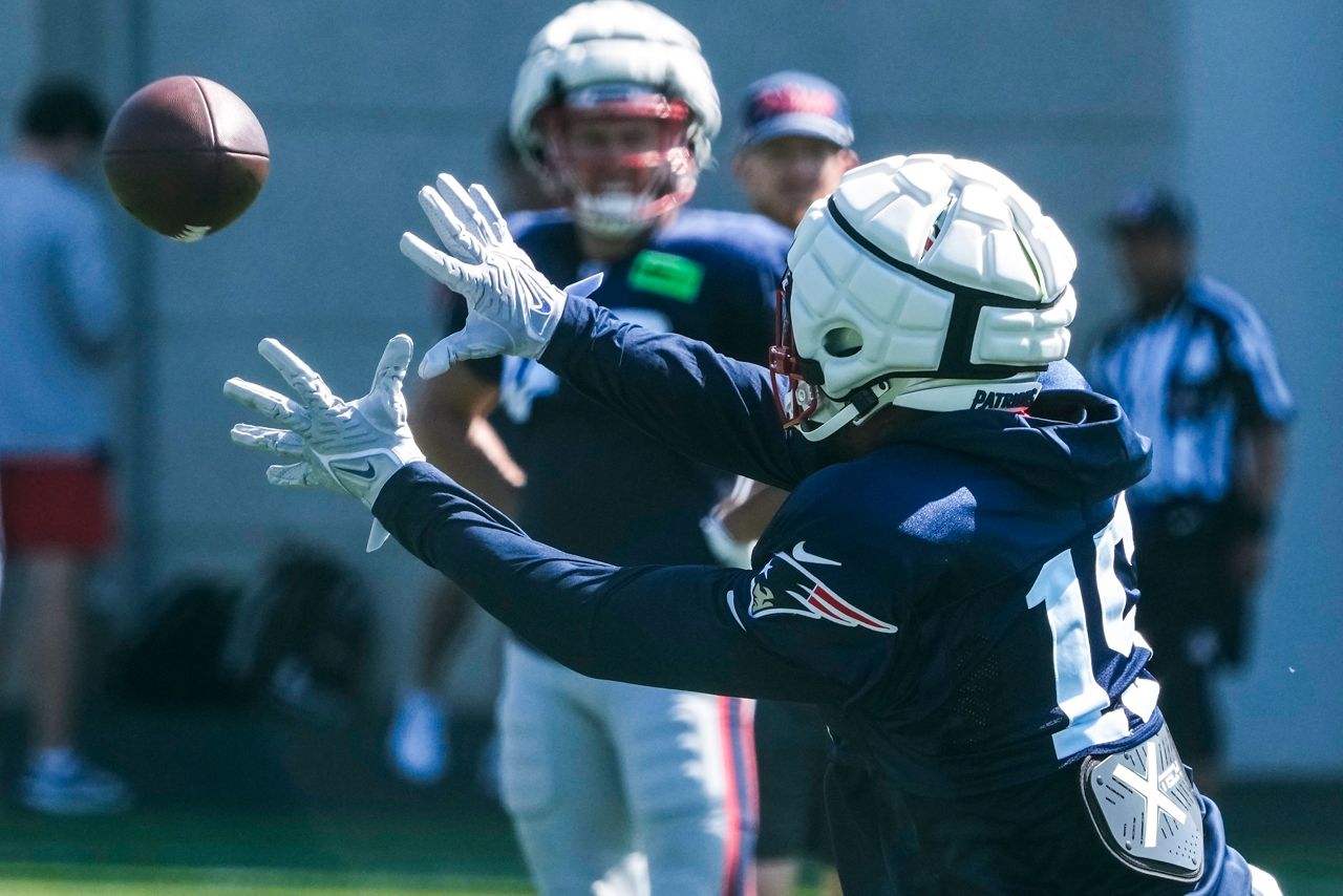 Here's the first look at Ezekiel Elliott in a Patriots uniform