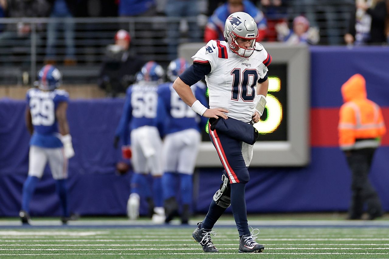 Patriots head into another week of quarterback controversy