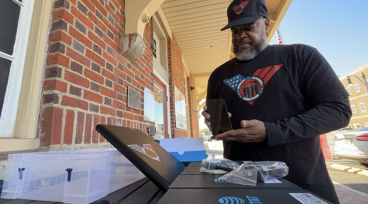 10,000 free phones being given to Florida veterans