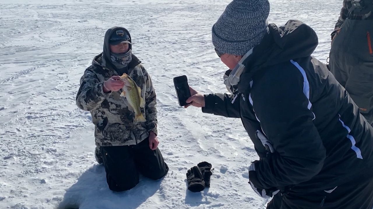 Wisconsin high schoolers compete in ice fishing - Vimarsana News