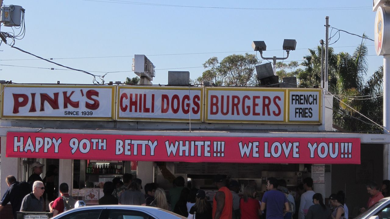 Pink’s Hot Dogs honors Betty White by donating to LA Zoo