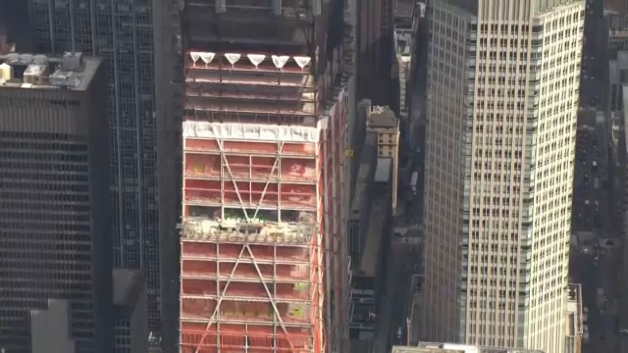 “Manhattan 12th-Floor Fall Claims Life of a Worker”