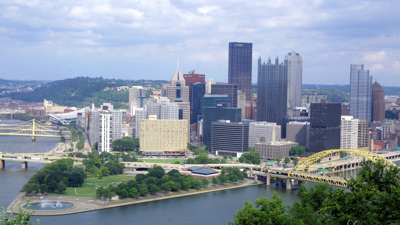 River barges break loose in Pittsburgh