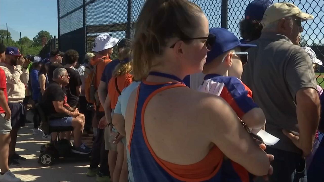 Fans cheer on Mets at spring training in Port St. Lucie